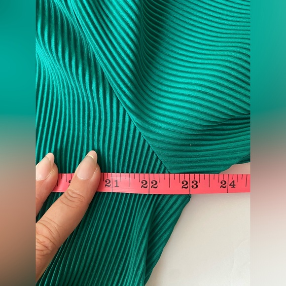 Women's Green  Plisse Surplice-Neck Peplum Top size large - Picture 8 of 9